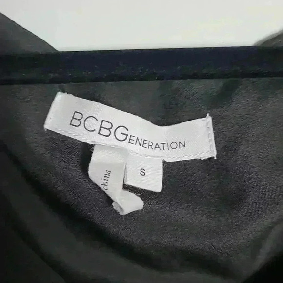 BCBGeneration Shoulder Ruffle Cuffed Sleeve Black Blouse Size Small - Picture 4 of 12